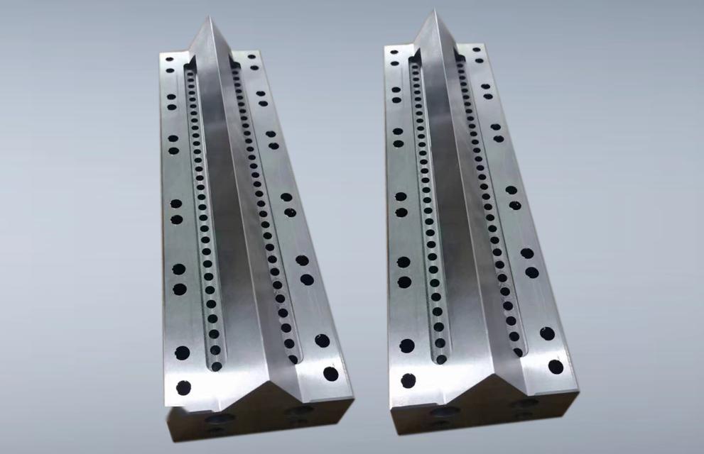 揭秘“熔噴模頭”、“口罩熔接齒模”,到底是個啥?(圖2) 揭秘“熔噴模頭”、“口罩熔接齒模”,到底是個啥?(圖1)