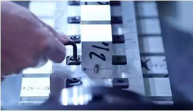 【新手必看】3軸、3+2軸、5軸加工的區(qū)別是什么?(圖14) 【新手必看】3軸、3+2軸、5軸加工的區(qū)別是什么?(圖14)